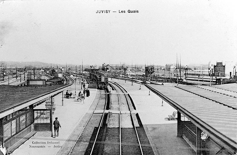 La gare et ses voies ferrées : vue de la gare de voyageurs dite Juvisy-station.