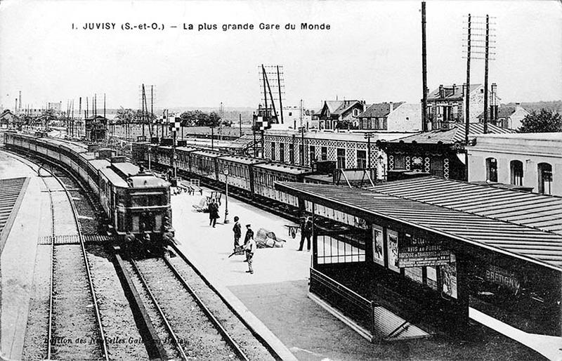 La gare et ses voies ferrées : vue de la gare de voyageurs dite Juvisy-station.