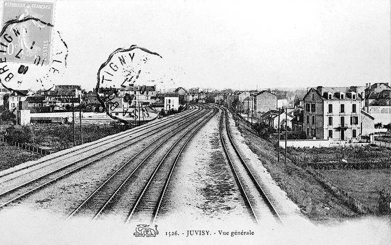 La gare et ses voies ferrées : vue des abords de la gare depuis les voies ferrées du réseau P.O. en venant de Brétigny.