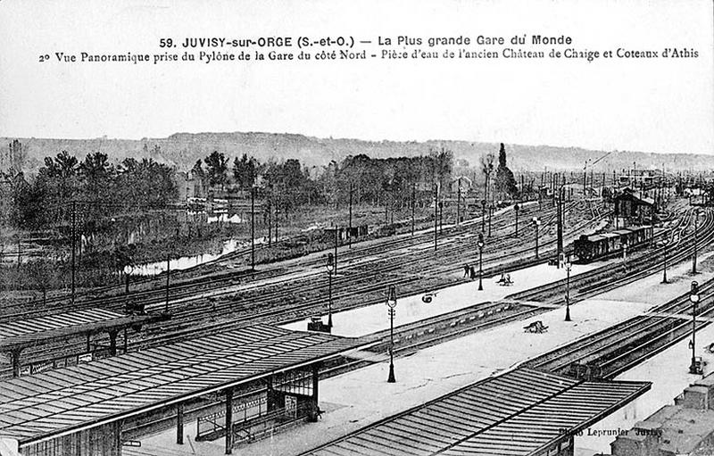 La gare et ses voies ferrées : vue de la gare de triage de Juvisy depuis la gare de voyageurs.