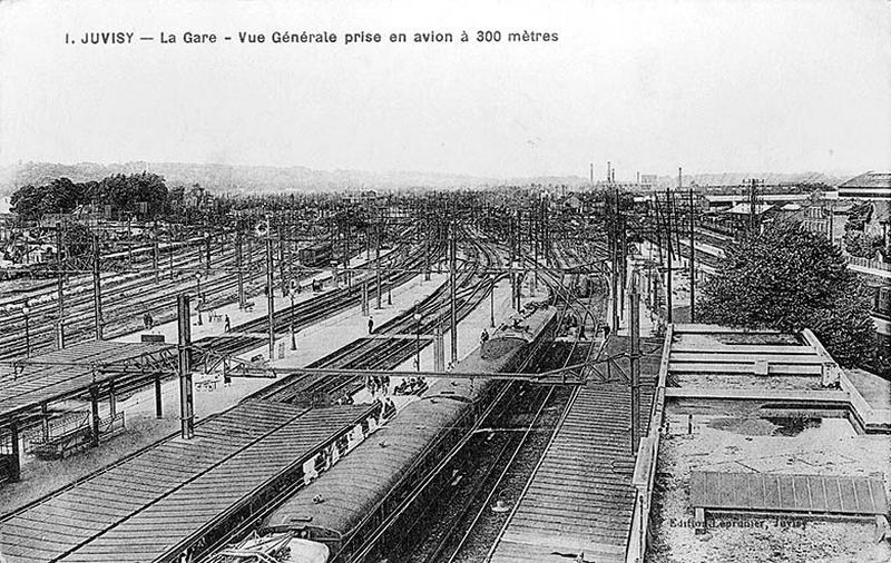 La gare et ses voies ferrées : vue de la gare de triage de Juvisy depuis la gare de voyageurs.