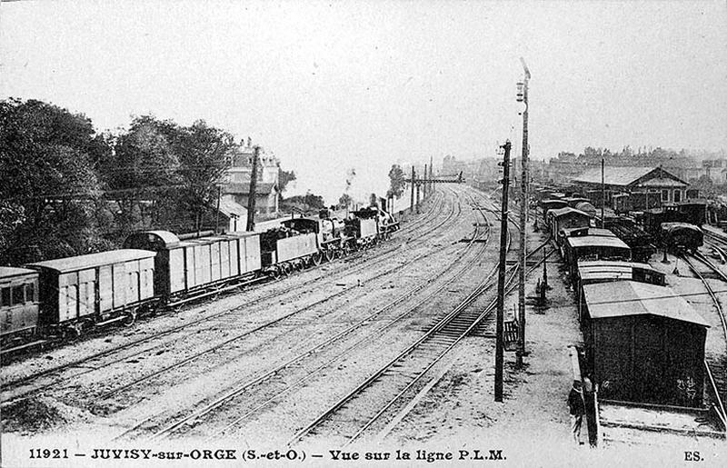 Gare de Juvisy-triage : les voies du réseau P.L.M. en direction de Corbeil, avec la première halle de transbordement encore en place.