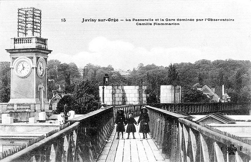 Gare de Juvisy-voyageurs : vue de la passerelle continue au-dessus des voies, de la gare des voyageurs, dite Juvisy-station.