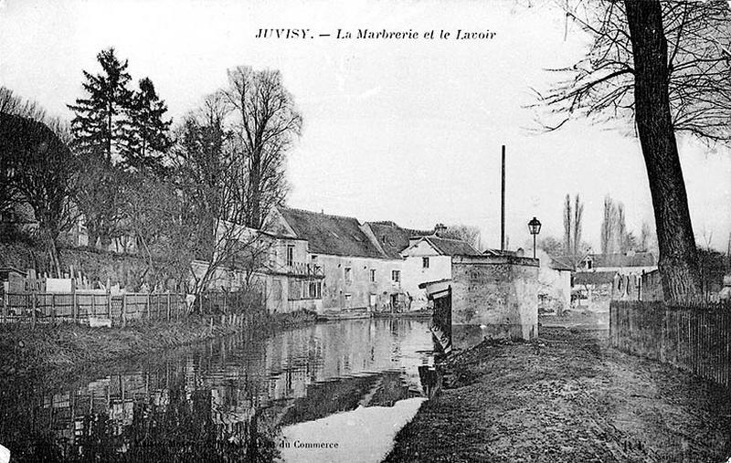 Vue des bords de l'Orge au niveau de l'ancien lavoir en amont du déversoir de l'ancien moulin.