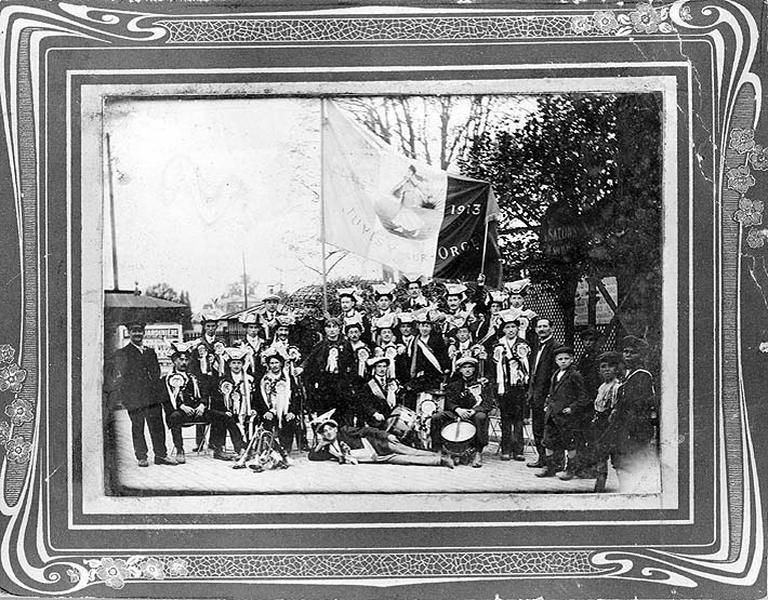 Vue des conscrits de la classe 1913, rassemblés dans une des auberges des bords de Seine, avant leur départ pour le service militaire.