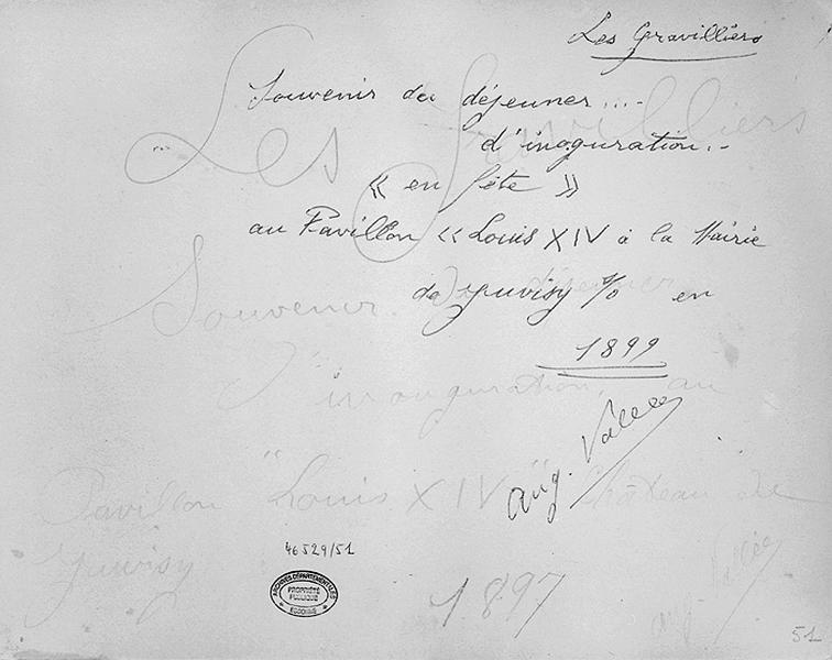 Rassemblement des souscripteurs du lotissement des Gravilliers, (situé sur Juvisy et Athis-Mons), pour fêter en 1899 au pavillon Louis XIV du château de Juvisy le lancement, ou la clôture, de la souscription. Revers de la photographie anonyme, légendée par Auguste Vallée.