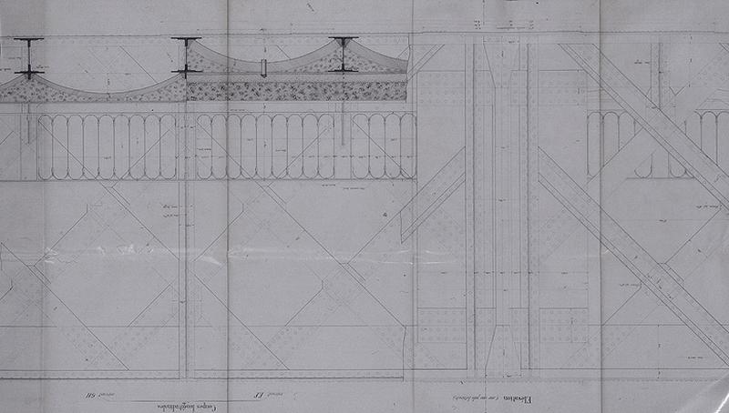 Projet de pont dressé par l'agent-voyer-chef Michaux le 14 août 1891 : coupe longitudinale partielle de la chaussée et du tablier montrant à gauche un voûtain et demi calé par les entretoises et supportant la chaussée, à droite, un voûtain et demi s'appuyant sur les entretoises et supportant un trottoir et la balustrade métallique. Elévation d'une travée de l'une des deux poutres latérales à treillis au niveau de l'une des piles du pont.