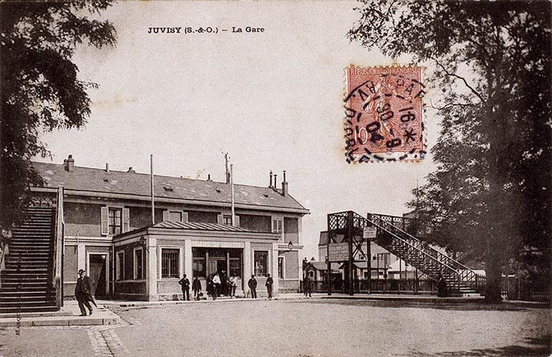 Gare de Juvisy-voyageurs : la première gare de voyageurs avec ses deux passerelles enjambant les voies du Paris-Orléans et du Paris-Corbeil, avant leur raccordement.