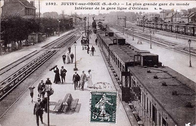 La gare et ses voies ferrées : la première gare de voyageurs du côté du réseau du Paris-Orléans.