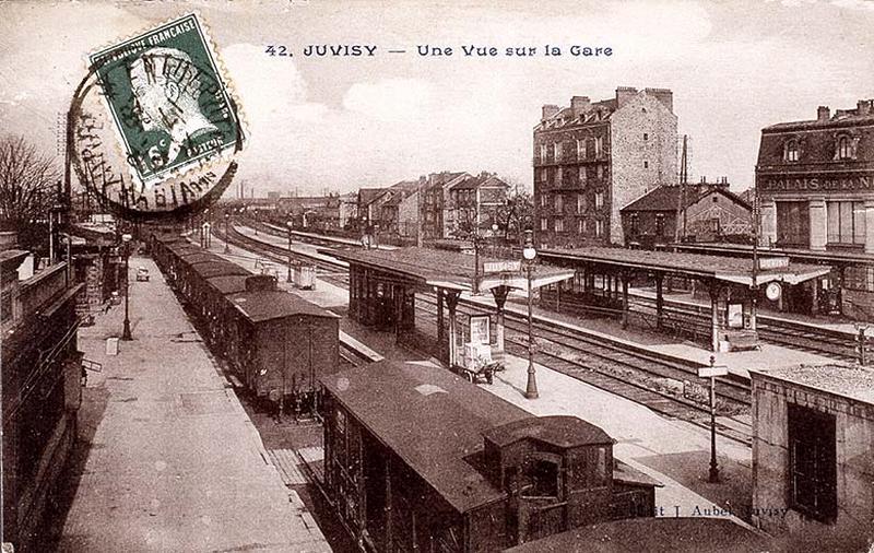 La gare et ses voies ferrées : la gare de voyageurs vue en direction de Paris vers 1920.