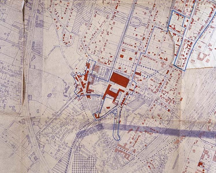 Plan de reconstruction et d'aménagement de la ville de Juvisy, non daté (1947 environ), portant en rouge les bâtiments totalement détruits : détail du centre-ville.