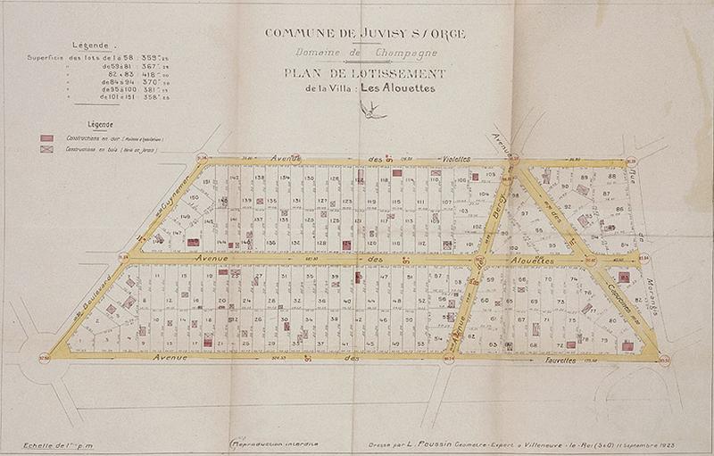 Plan du lotissement dit 'Villa Les Alouettes' dressé le 11 septembre 1923 pour la société en participation d'épargne ; le plan porte 151 parcelles dont certaines sont déjà construites d'un bâtiment en dur (en rose foncé) et d'autres d'une baraque en bois (en rose clair).