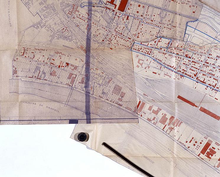 Détail du Plan de reconstruction et d'aménagement de la ville de Juvisy, non daté (1947 environ), portant en rouge les bâtiments totalement détruits : le port et le triage ferroviaire.