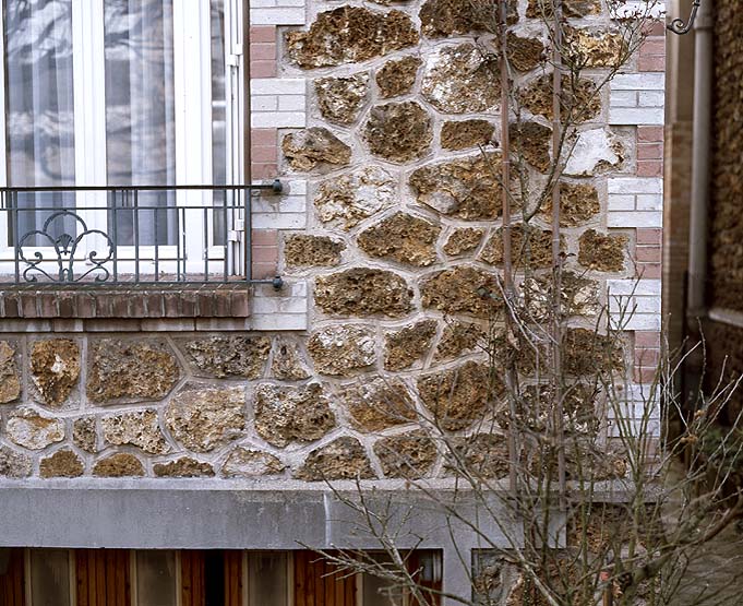 Les moellons de meulière sont disposés en mosaïque.