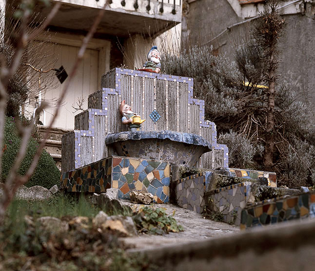 Fontaine de style Art déco dans le jardinet de la maison.