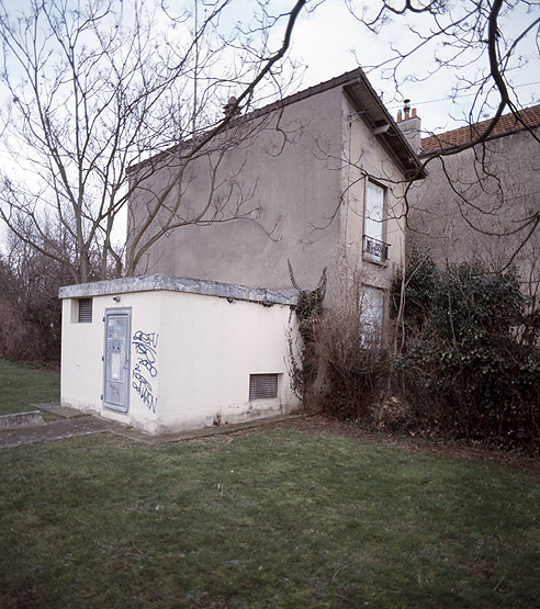 Maison d'une seule travée, couverte d'un toit en appentis, sans doute destinée au logement ouvrier.
