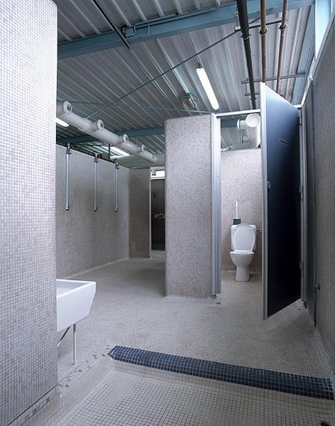 Vue intérieure de l'aile méridionale des vestiaires et des douches, communiquant par un pédiluve avec le bassin.