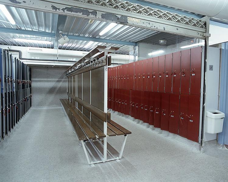 Vue intérieure de l'aile méridionale des cabines des vestiaires.