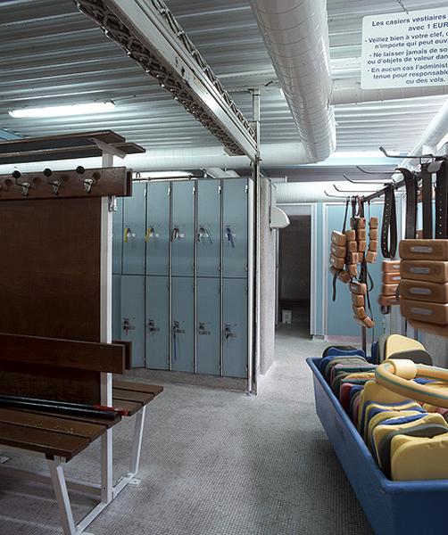 Vue intérieure de l'aile septentrionale des cabines des vestiaires.