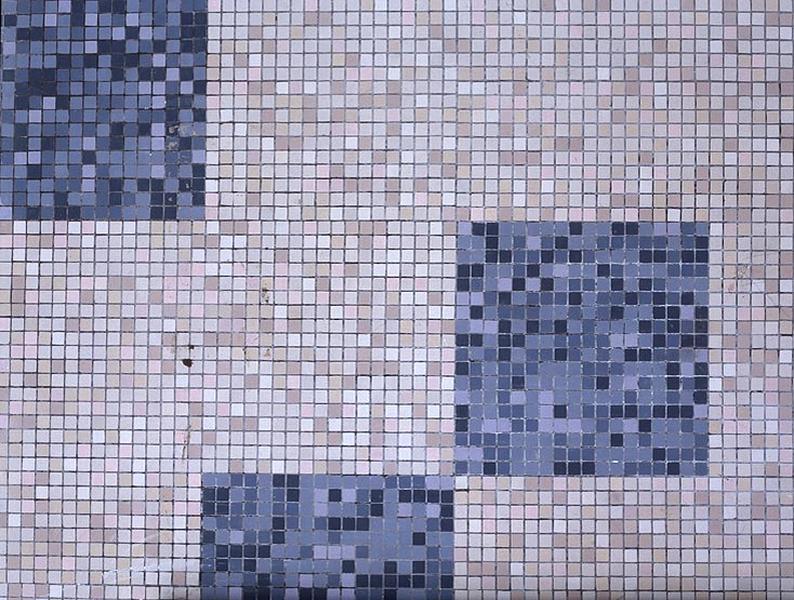 Détail du revêtement mural de mosaïques de la paroi intérieure du local du bassin.