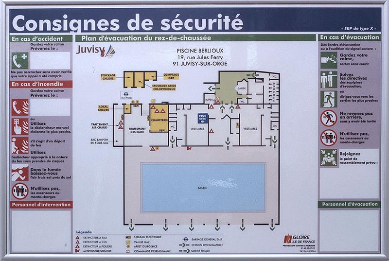 Plan d'ensemble de l'établissement affiché dans le hall, indiquant au public les consignes de sécurité.