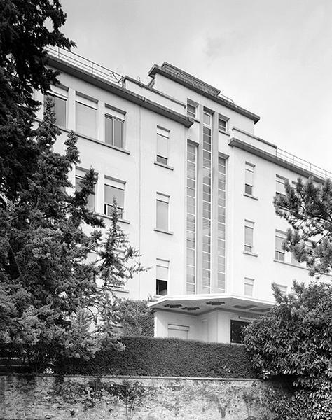 Vue générale de la façade antérieure prise du sud-est.