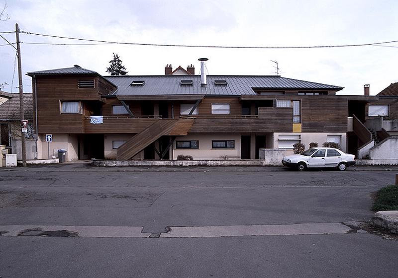 Vue d'ensemble de la façade sur la rue.