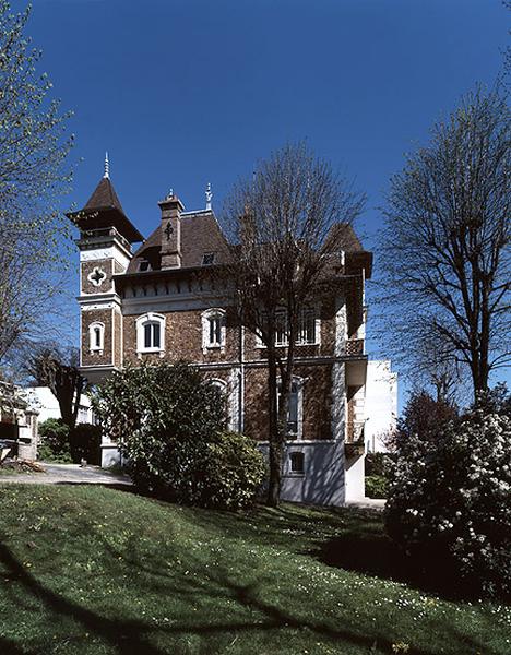 Elévation de la façade latérale sur le parc.