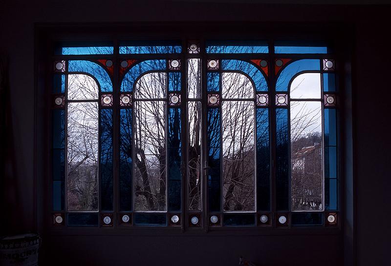 Verrière du jardin d'hiver-salon donnant sur le parc.