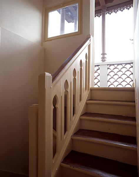 Escalier d'accès à la terrasse supérieure de la façade donnant sur le parc.