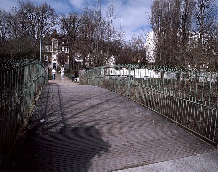 Vue du parc avec, au premier plan, la passerelle enjambant l'Orge et reliant les deux parties du parc.