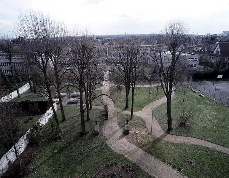 Vue du parc prise depuis la terrasse supérieure de la façade postérieure.