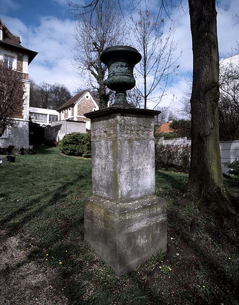 L'un des deux vases Médicis encadrant l'allée intérieure du parc.