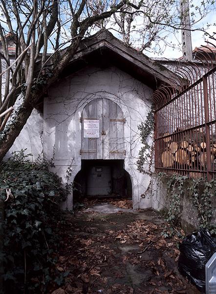 Le chenil implanté à proximité de la maison et de l'entrée du parc.