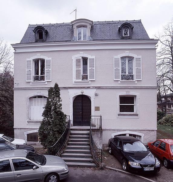 Maison : vue d'ensemble de la façade antérieure prise depuis le parc.