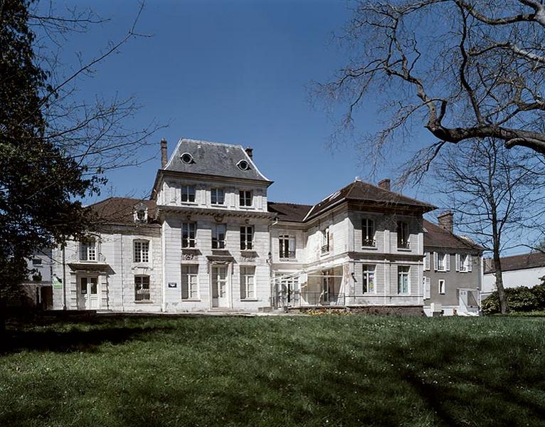 Vue d'ensemble de la façade antérieure prise depuis le parc.