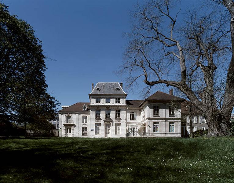 Vue d'ensemble de la façade antérieure prise depuis le parc.