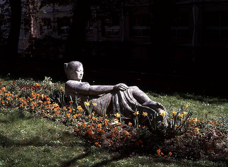 Statue Femme allongée