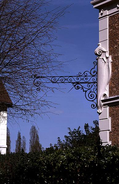 Potence de lanterne sur l'angle nord-ouest de la maison.