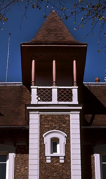 Tourelle en saillie de l'escalier hors-oeuvre sur la façe orientale de la maison.