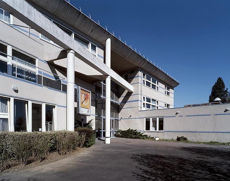 Façade antérieure du lycée sur la cour d'entrée.