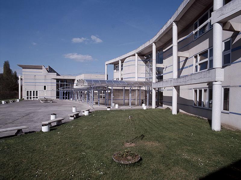 Façade postérieure sur le parc de l'aile des salles de classe.