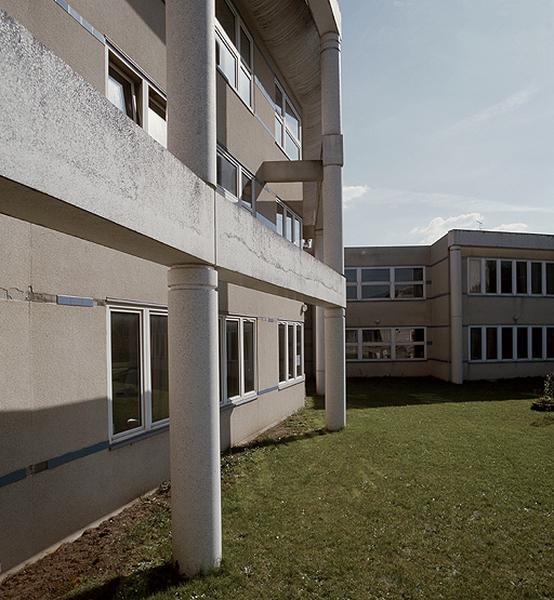 Détail de la structure portante visible sur la façade postérieure de l'aile des salles de classe.