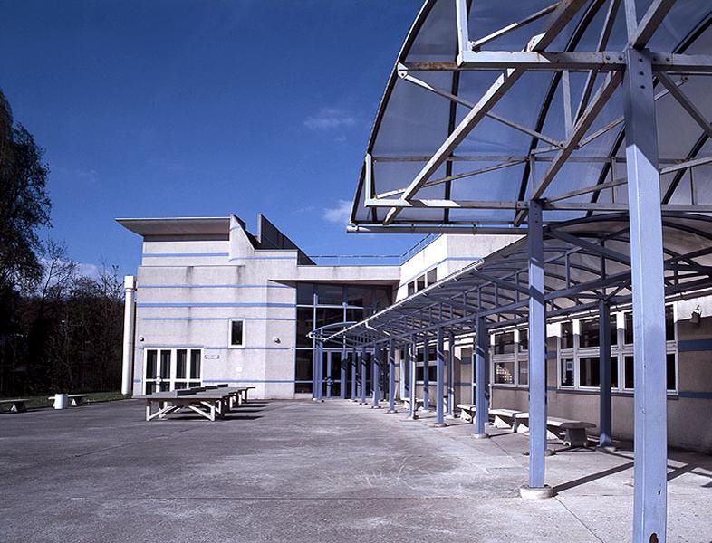 La galerie couverte longeant la façade postérieure sur cour de l'aile des salles de classe.