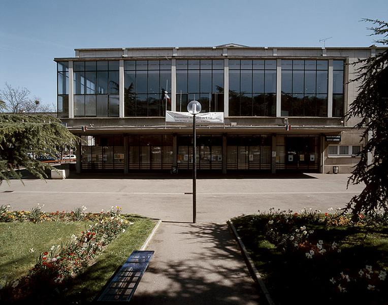 Façade ouest de la salle des fêtes.