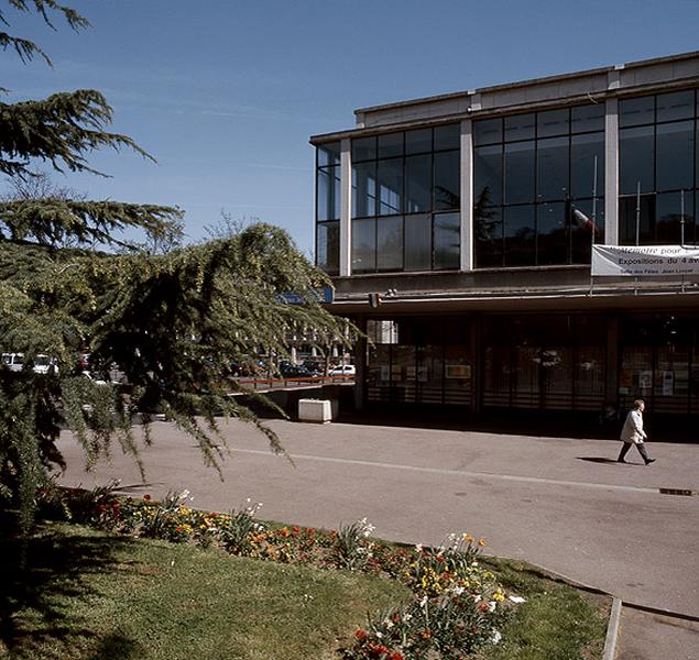 Façade ouest de la salle des fêtes.