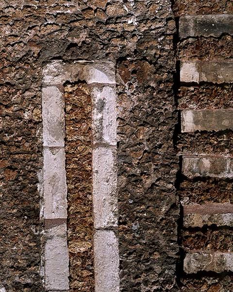 Détail de l'appareil mixte polychrome du mur de soutènement de la terrasse.