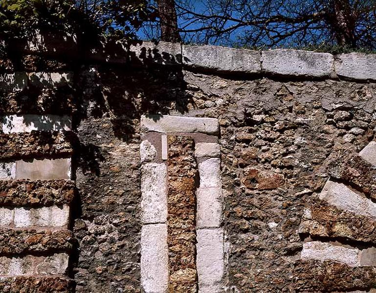 Détail de l'appareil mixte polychrome du mur de soutènement de la terrasse.