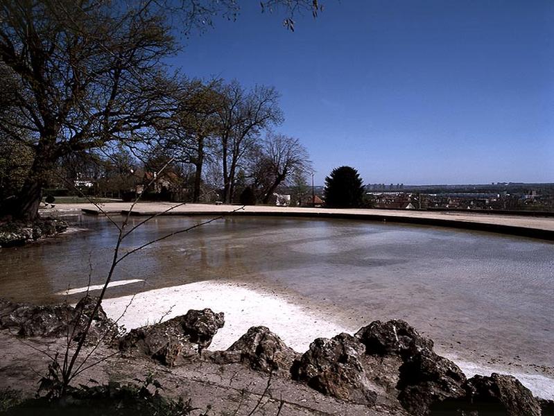 Vue d'ensemble du bassin de la terrasse.