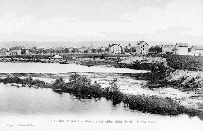 Vue d'ensemble, côté nord, avec la fouille de la Compagnie des sablières de la Seine au premier plan.